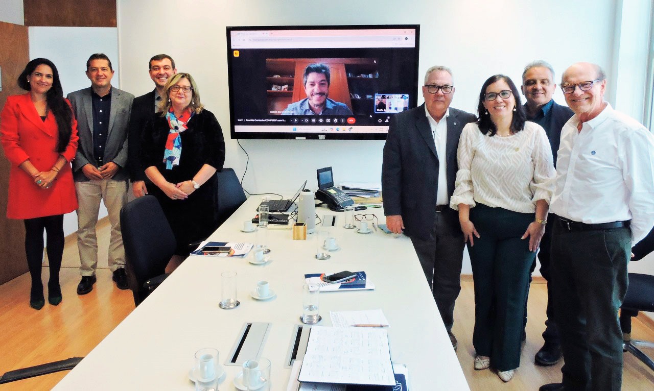 Funcionários e Docentes da USP, Unesp e Unicamp, em reunião na USP.