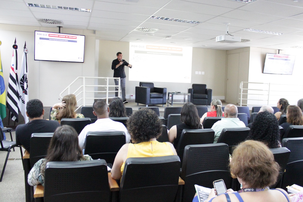 Público atento entender e praticar Linguagem Simples