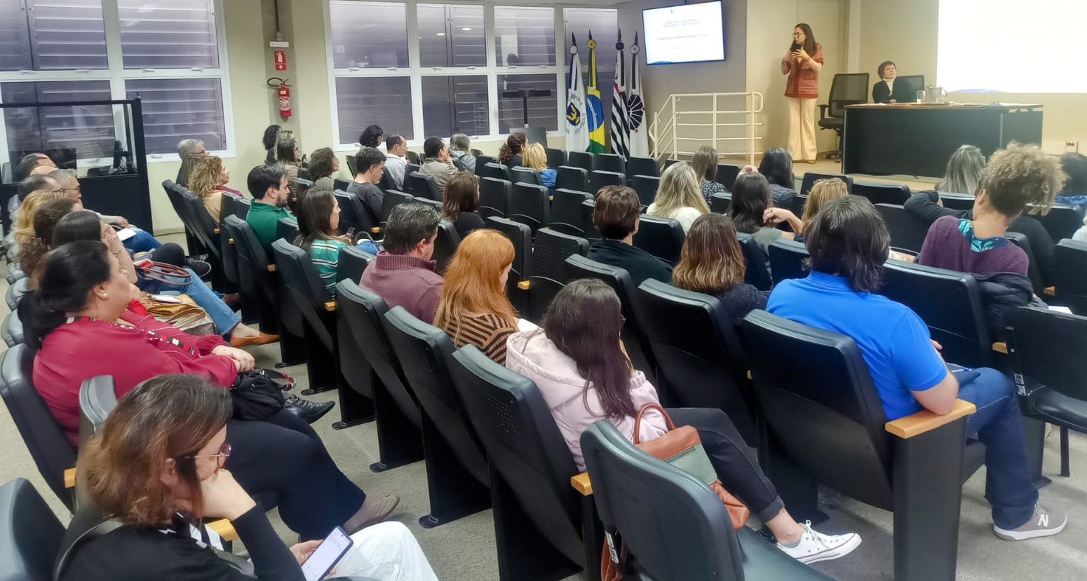 Princípio da Administração Pública e Estruturas funcionais e de tomadas de decisão da Universidade são temas em aula presencial na Educorp